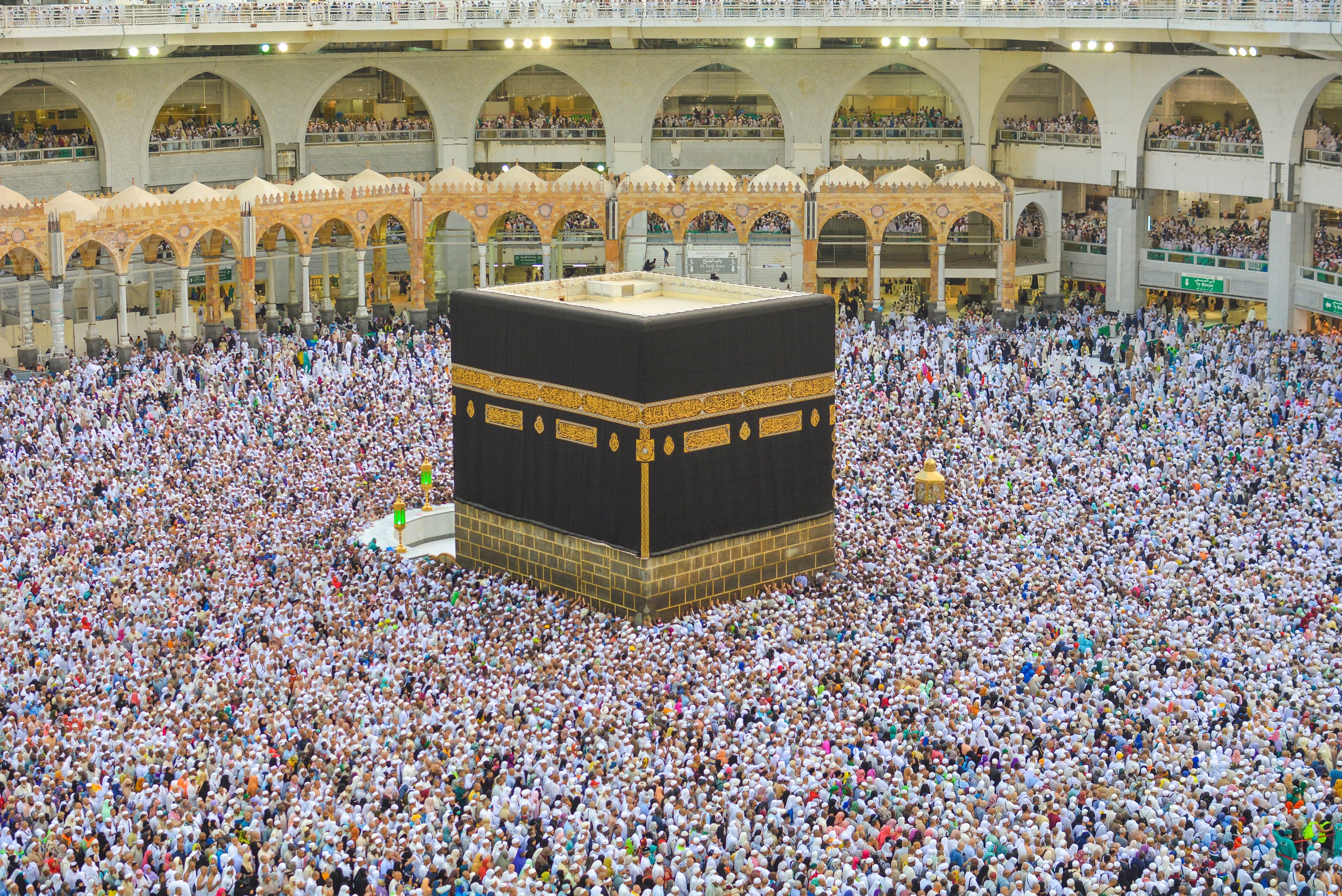Pilgerinnen und Pilger um die Kaaba in Makkah